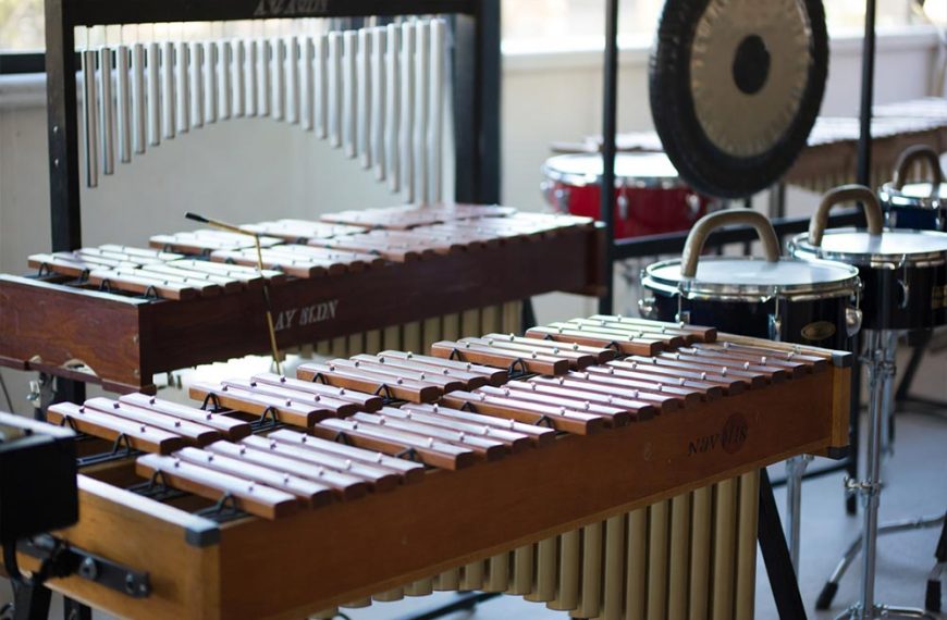 Dzwony rurowe, instrumenty sztabkowe, kotły i gong w sali prób orkiestry