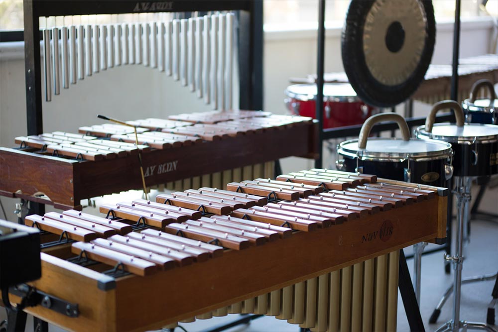 Dzwony rurowe, instrumenty sztabkowe, kotły i gong w sali prób orkiestry
